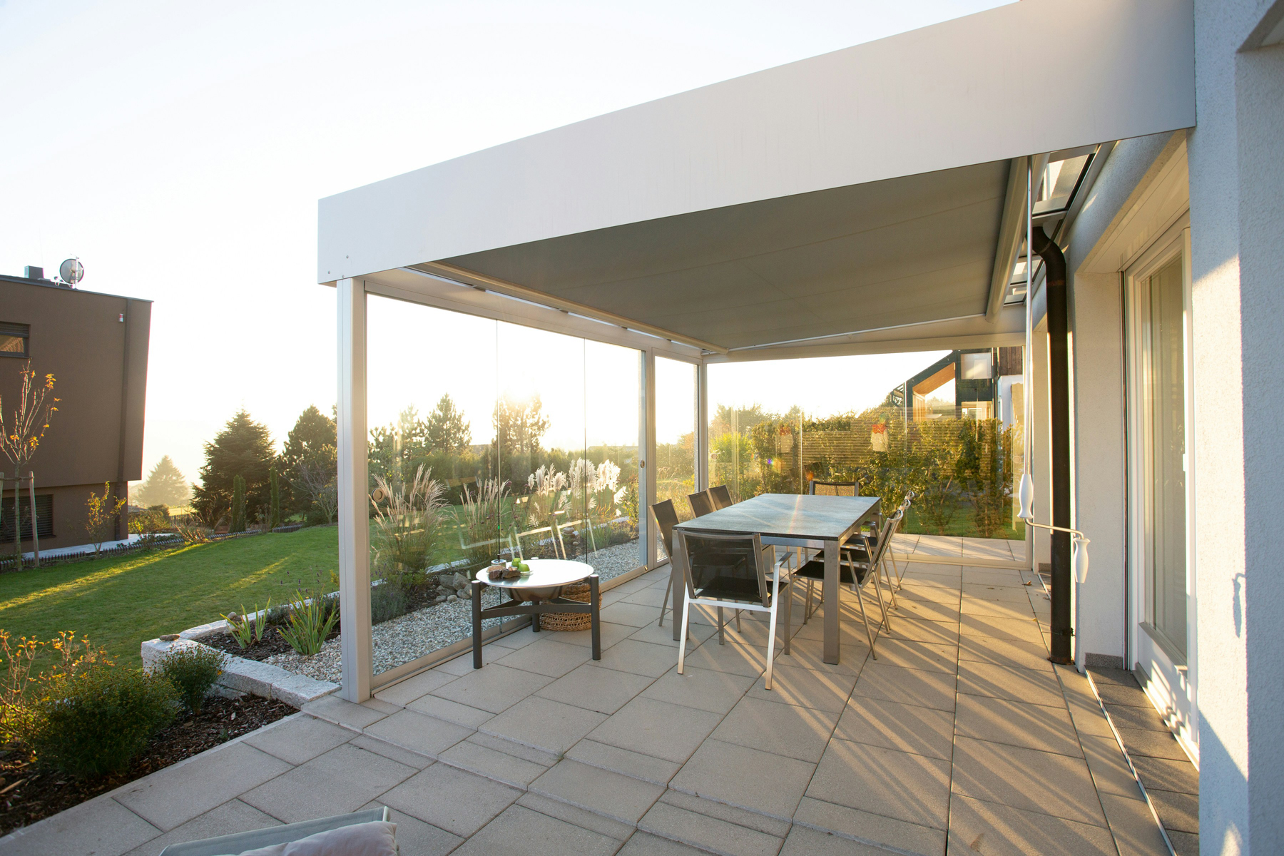 Moos und Grünbelag auf Terrassenfliesen im Außenbereich