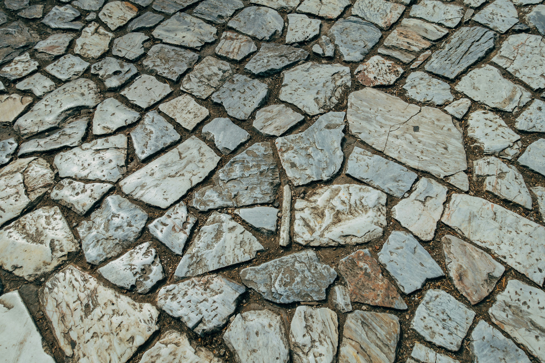 Große raue Terrassenplatten im Außenbereich
