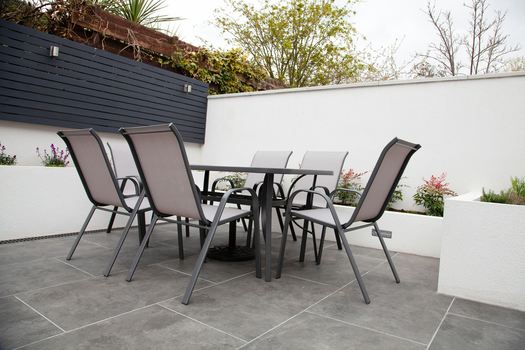 Saubere Außenfliesen auf einer gepflegten Terrasse